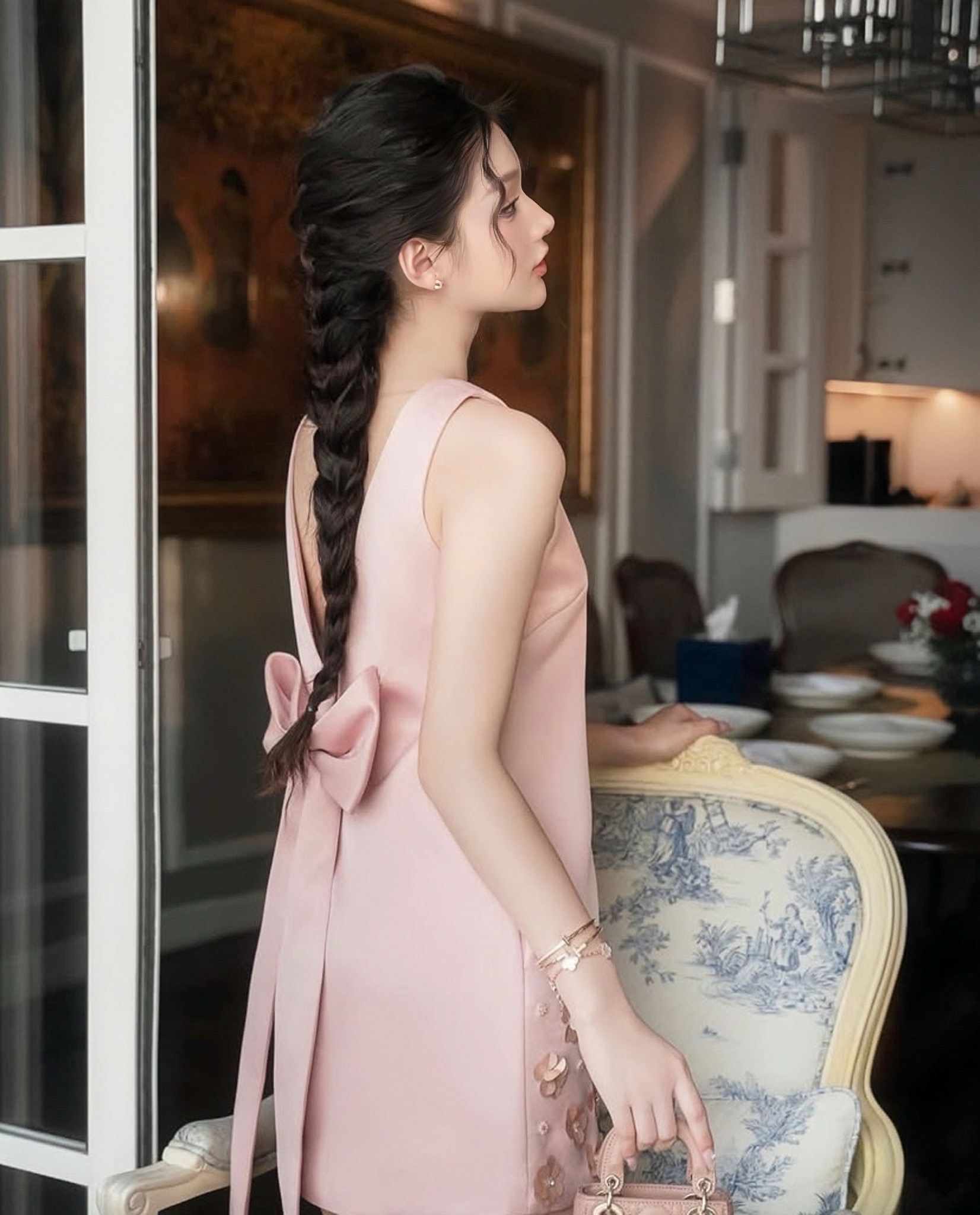 เดรสแฟชั่น มินิเดรสคอวี ผ้าซาตินเนื้อดี สีชมพูพาสเทล