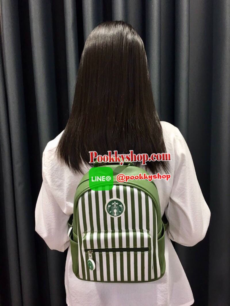 STARBUCKS BACKPACK กระเป๋าเป้สุดน่ารัก ขนาดกำลังพอเหมาะสำหรับใส่ของระหว่างวัน และช่องจัดเก็บอีกหลากหลายรูปแบบ ดีไซน์สวยนับเป็นอีกหนึ่งกระเป๋าเป้ที่พร้อมให้คุณได้สะพายออกไปข้างนอกได้ทุกวันอย่างมั่นใจ เพราะแมทช์เข้ากับทุกลุค รุ่นนี้แนะนำเลยค่า