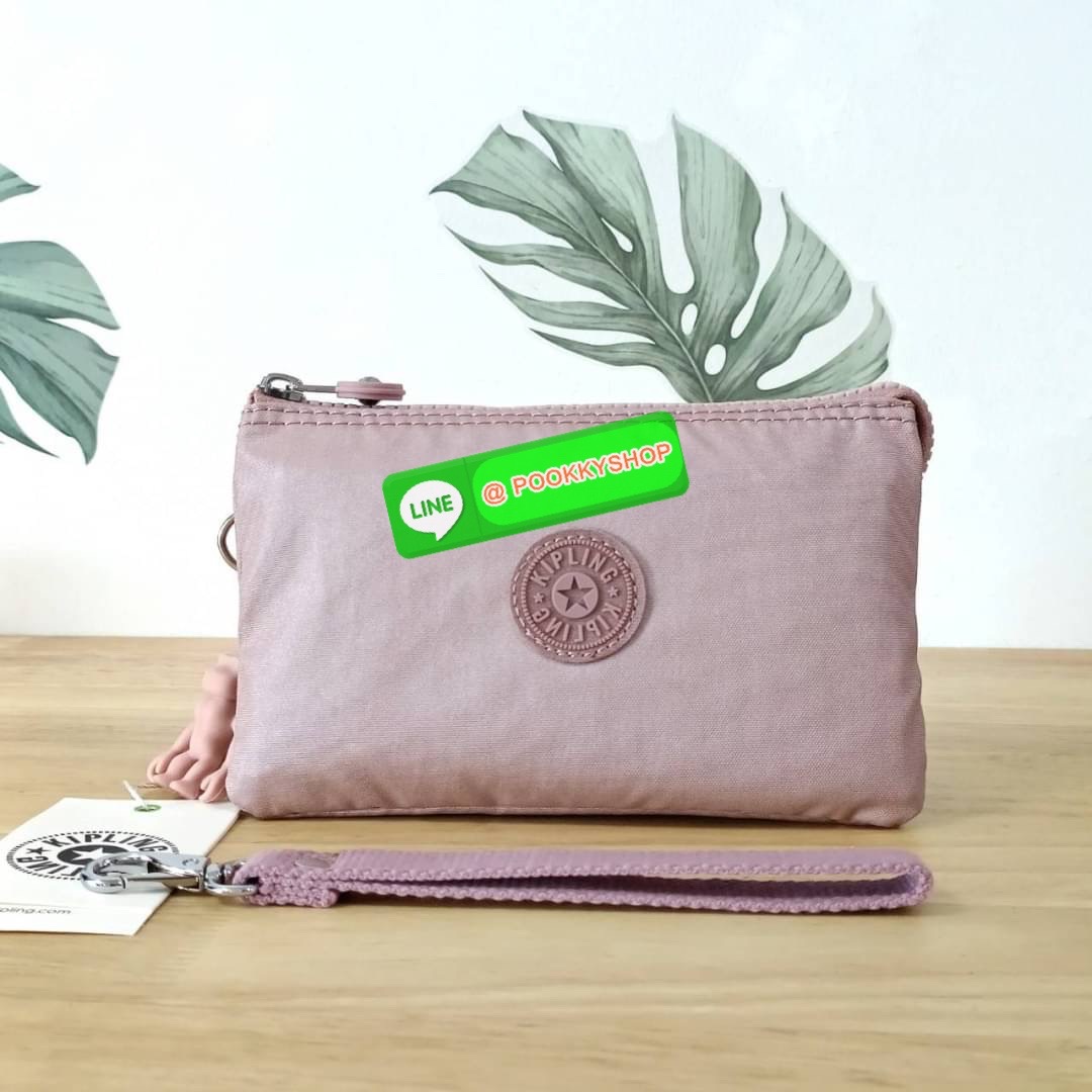 Kipling Creativity Large Pouch วัสดุ Nylon 100% กระเป๋าคล้องมือขนาดพอเหมาะ 7.25 นิ้ว พกพาสะดวก เปิด-ปิดด้วยซิปเดียวใช้งานง่าย ด้านในมีช่องกว้าง 2 ช่องและช่องซิปเล็กตรงกลางอีก 1ช่อง ใช้งานได้สะดวก สามารถใส่มือถือ 7.5 นิ้วได้ กุญแจรถ ธนบัตรได้ ล็อตนี้มาพร้อ