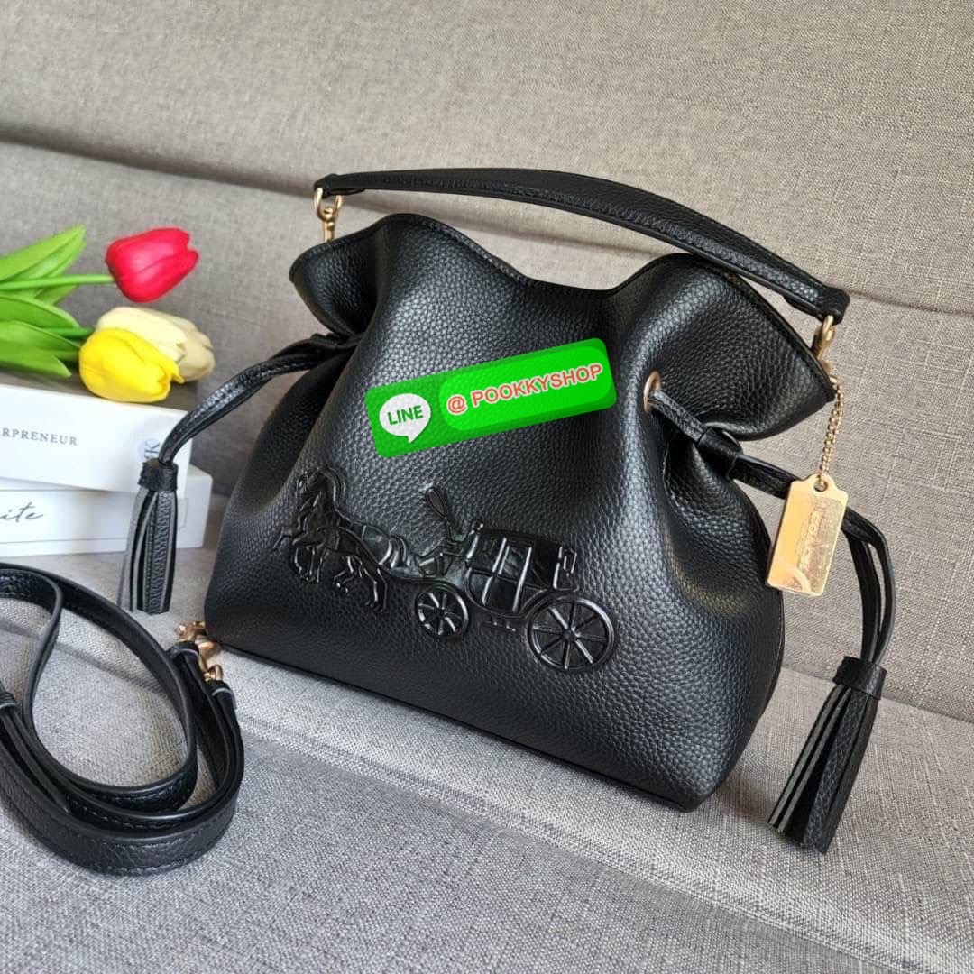 COACH ANDY CROSSBODY WITH HORSE AND CARRIAGE (COACH CA213) กระเป๋าสะพายคอสบอดี้ ดีไซต์สุดเก๋ วัสดุหนังแท้ทั้งใบ กระเป๋าเอนกประสงค์ ด้านในมีซิป รูดปิดด้วยเชือกและกระดุมแม่เหล็ก ซับในด้วยผ้า ด้ามถอดได้ ดรอป 5 1/4"สายสะพายถอดได้ สายสะพายยาว 21" สำห