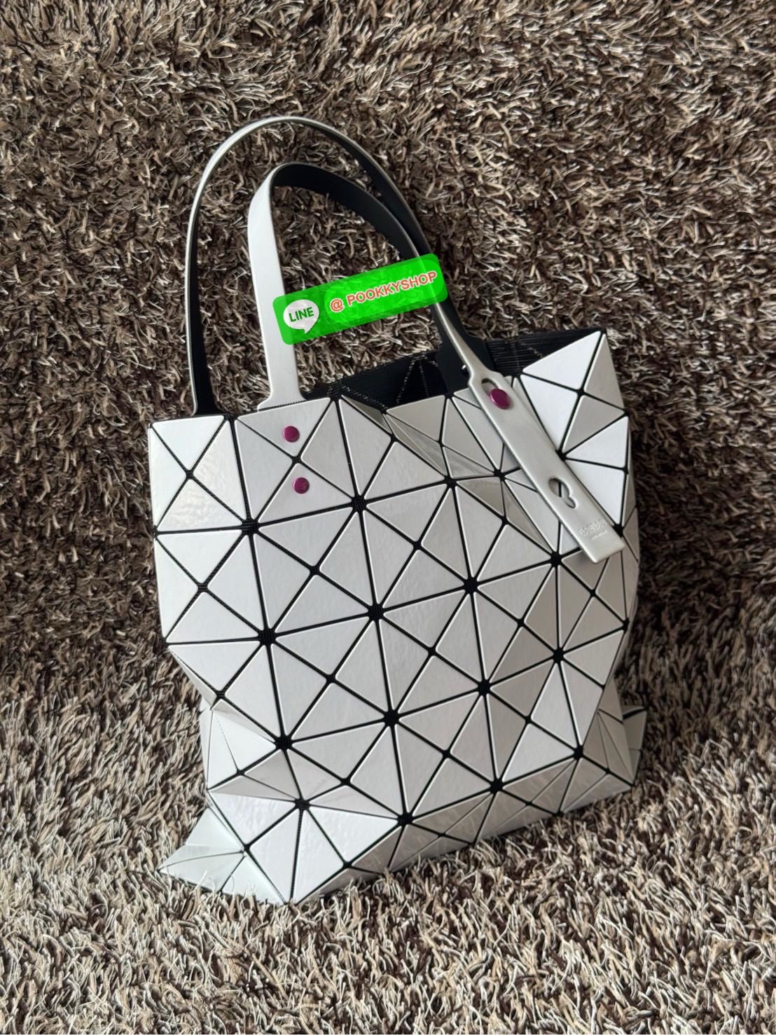 Baobao issey miyake Fruit กระเป๋าโท้ทซีรีย์รุ่นนี้มีลวดลายผลไม้น่ารัก ชิ้นส่วนตรงกลางถูกแทนที่ด้วยชิ้นส่วนต่างๆ ทําให้เกิดลวดลายดูมีมิติ เป็นขนาดที่เหมาะกับเอกสาร A4 และแล็ปท็อปขนาด 13 นิ้ว นอกจากนี้ยังมีกระเป๋าซิปด้านในที่สะดวกสําหรับจัดเก็บสิ่งของมีค่า