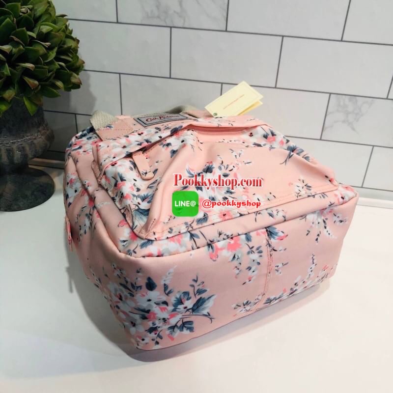 พร้อมส่งความน่ารัก! Cath Kidston Mini Backpack Bag กระเป๋าสะพายเป้รุ่นมินิ แบรนด์ดังจากอังกฤษสไตล์วินเทจสุดฮิต วัสดุ Canvas เคลือบ สามารถเช็ดทำความสะอาดได้ เปิดปิดด้วยซิปสะดวกใช้ ด้านหน้าประดับโลโก้ Cath Kidston พร้อมช่องซิปด้านนอก ใส่กระเป๋าสตางค์ มือถือ