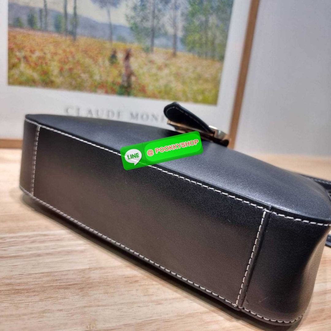 COACH CR533 ELIZA SHOULDER BAG 🔅 Details ใหม่ล่าสุด กระเป๋าสะพายไหล่ทรงโฮโบสุดหรู ดีไซน์โลโก้แบบใหม่และหรูหรายิ่งขึ้น คงความคลาสสิคและวินเทจ เปิด-ปิดด้วยสายคาดแบบกระดุมแม่เหล็ก ภายในเป็นช่องโล่ง แบ่งสัดส่วนไว้อย่างดี มีทั้งช่องใส่บัตร และช่องซิป ส