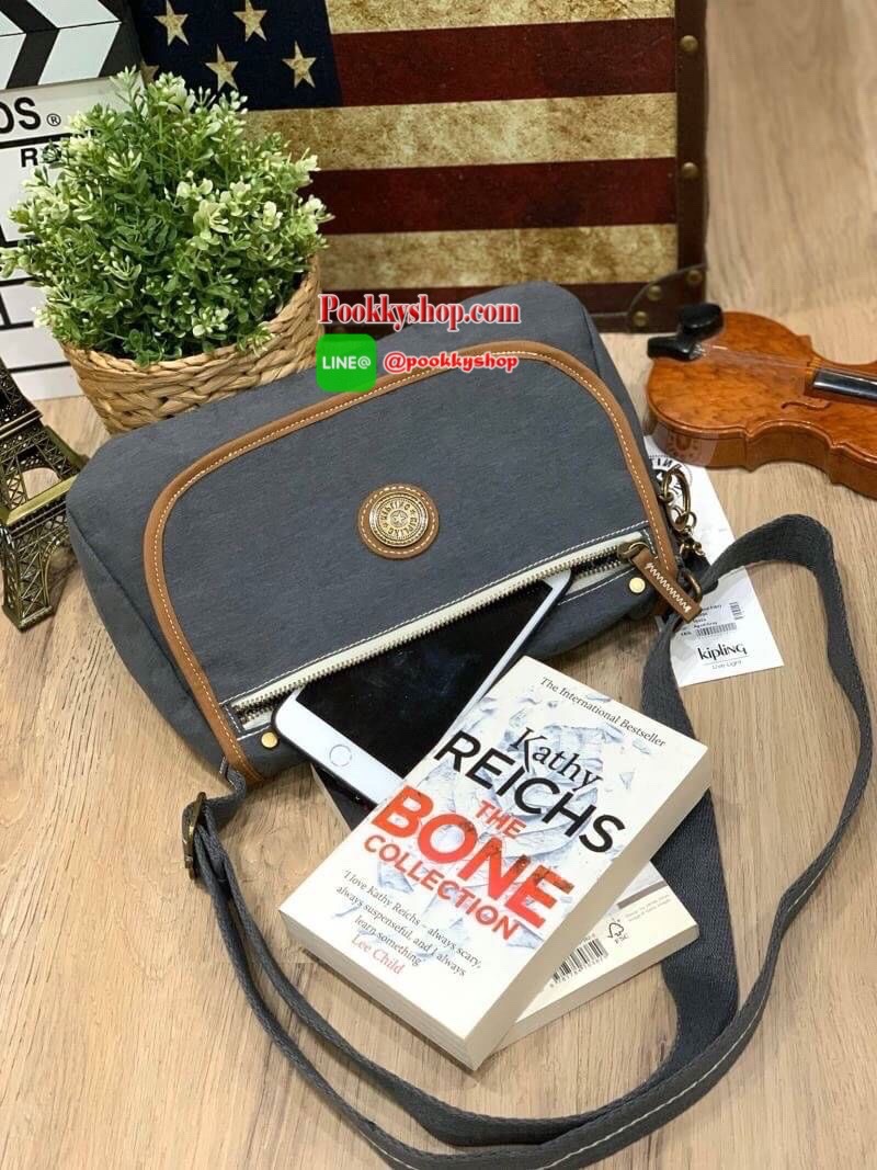 Kipling CARTERA KOUROU Crossbody Bag รุ่นใหม่สำหรับทรงครอสบอดี้ สไตล์สุดฮิตกับการใช้งานที่ง่าน หยิบจับของได้อย่างสะดวกสบาย เปิดปิดด้วยกระดุมแม่เหล็กและซิปด้านใสเพิ่อความปลอดภัย วัสดุ 100% Polyester ลายผ้าบุด้านในดูมีดีเทล สายสะพายปรับได้ฟรีไซส์ ปรับดับพวง