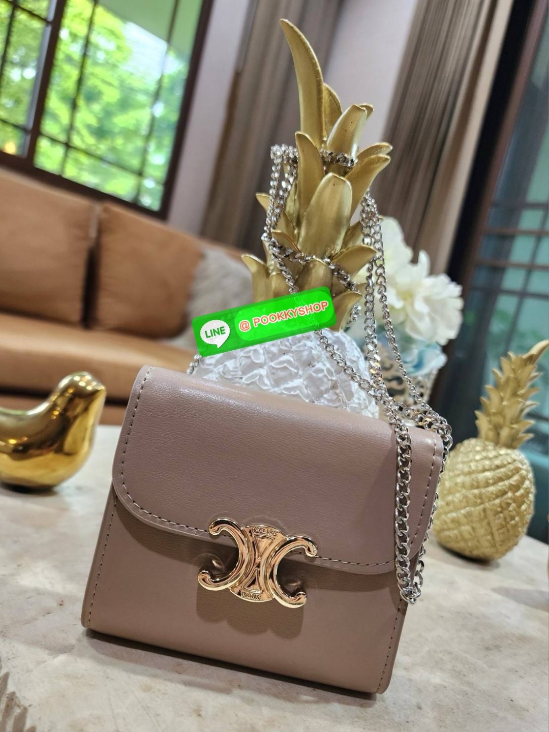 ✴️Don't Miss!✴️CELINE SHORT WALLET VIP GIFT WITH PURCHASE (GWP) กระเป๋าพรีเมี่ยมกิ๊ฟ Limited จาก CELINE HAUTE PARFUME DUTYFREE COUNTER หนังเรียบสวยอยู่ทรงมีโลโก้ด้านหน้าเปิดปิดด้วยฝาพับกระดุม ภายในมีช่องแบ่งหลายช่อง มีช่องใส่บัตรหลายช่อ