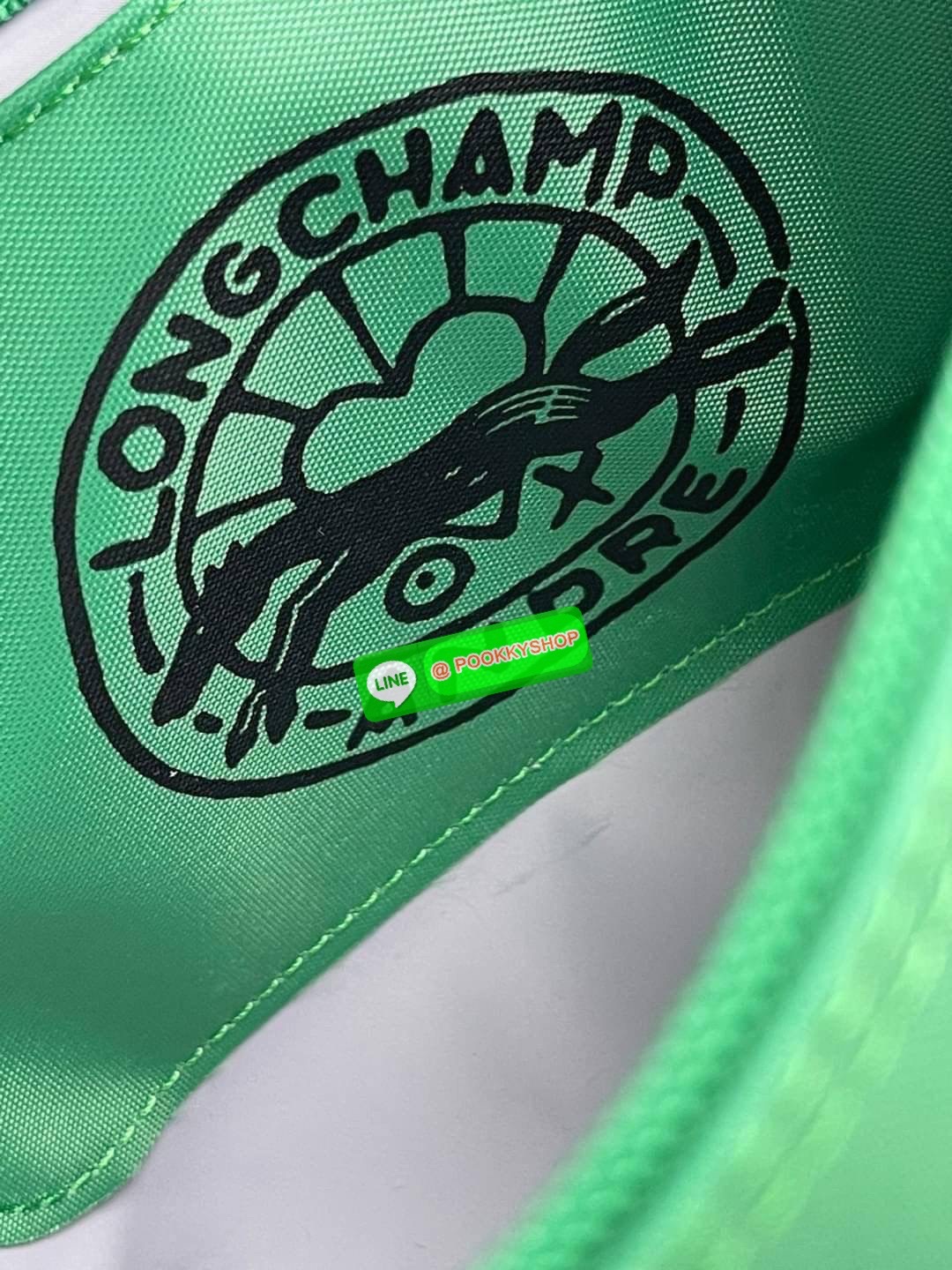 Longchamp x André XS Le Pliage Top Handle Bag พบกับคอลเลคชั่นสุดพิเศษจากลองฌองป์ ‘Longchamp & André’ ที่มีศิลปินกราฟิตี้ชื่อดัง อังเดร ซาไรวา (Mr. André Saraiva) เจ้าของคาเรคเตอร์การ์ตูนสุดร่าเริงอย่าง ‘มิสเตอร์เอ (Mr. A)’ มาร่วมออกแบบกระเป๋าคอลเลคชั่นพิเ