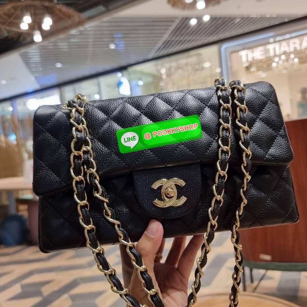 RESTOCK!! HOT ITEM!! Chanel premium for gift กระเป๋าสะพายหนังสังเคราะห์ลายคาร์เวีย อะไหล่พร้อมโซ่สะพายสีทอง ตัดกับกระเป๋าได้อย่างลงตัวและโดดเด่น เปิด-ปิดกระเป๋าด้วยตัวบิดล็อค ภายในกระเป๋ามีฝาปิดอีก 1 ชั้น บุหนังสีแดงโลโก้เด่น คม ชัด!! มีช่องโล่งกว้างจุของ