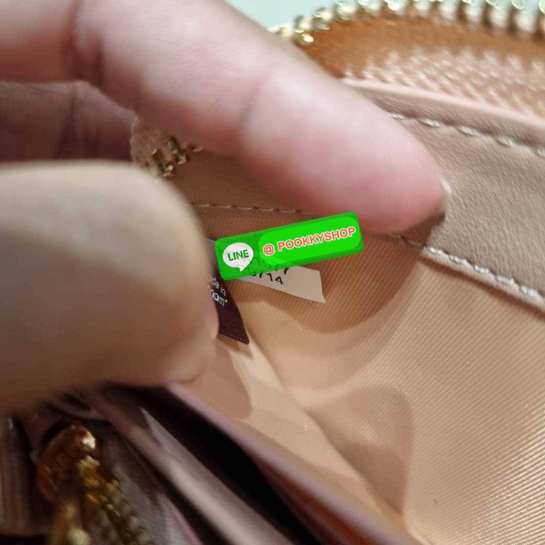 COACH C8695 LONG ZIP AROUND WALLET IN SIGNATURE CANVAS WITH MYSTICAL FLORAL PRINT พร้อมเสิร์ฟความหรู กับคอลใหม่ล่าสุด กระเป๋าสตางค์ใบยาวกึ่งคล้องมือ มาในดีไซน์ผู้ดี เรียบหรู ถือใช้แล้วขับผิวมาก ลวดลายดอกไม้คละเคล้าสวยงาม วัสดุหนังแคนวาสเคลือบลาย มาพร้อมสา