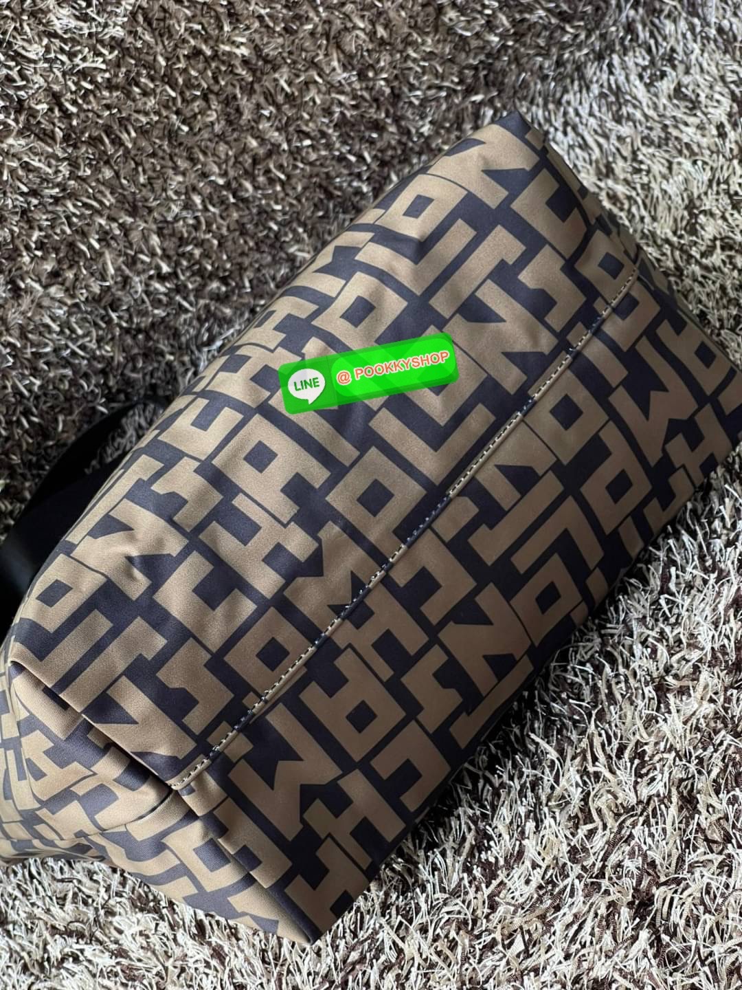 💕Longchamp LE PLIAGE LGP TOP HANDLE BAG M พบกับคอลเลคชั่นใหม่ล่าสุด มีดีไซน์ที่เรียบหรูและคลาสสิก แฝงด้วยลูกเล่นแบบเฟมินีน แถมยังมีน้ำหนักเบาอย่างไม่น่าเชื่อ มาพร้อมกับหูจับกระเป๋าคู่และฝาปิดแบบกระดุม กระเป๋าถือใบนี้สามารถใช้ถือแบบทั่วไป มีสายสะพา