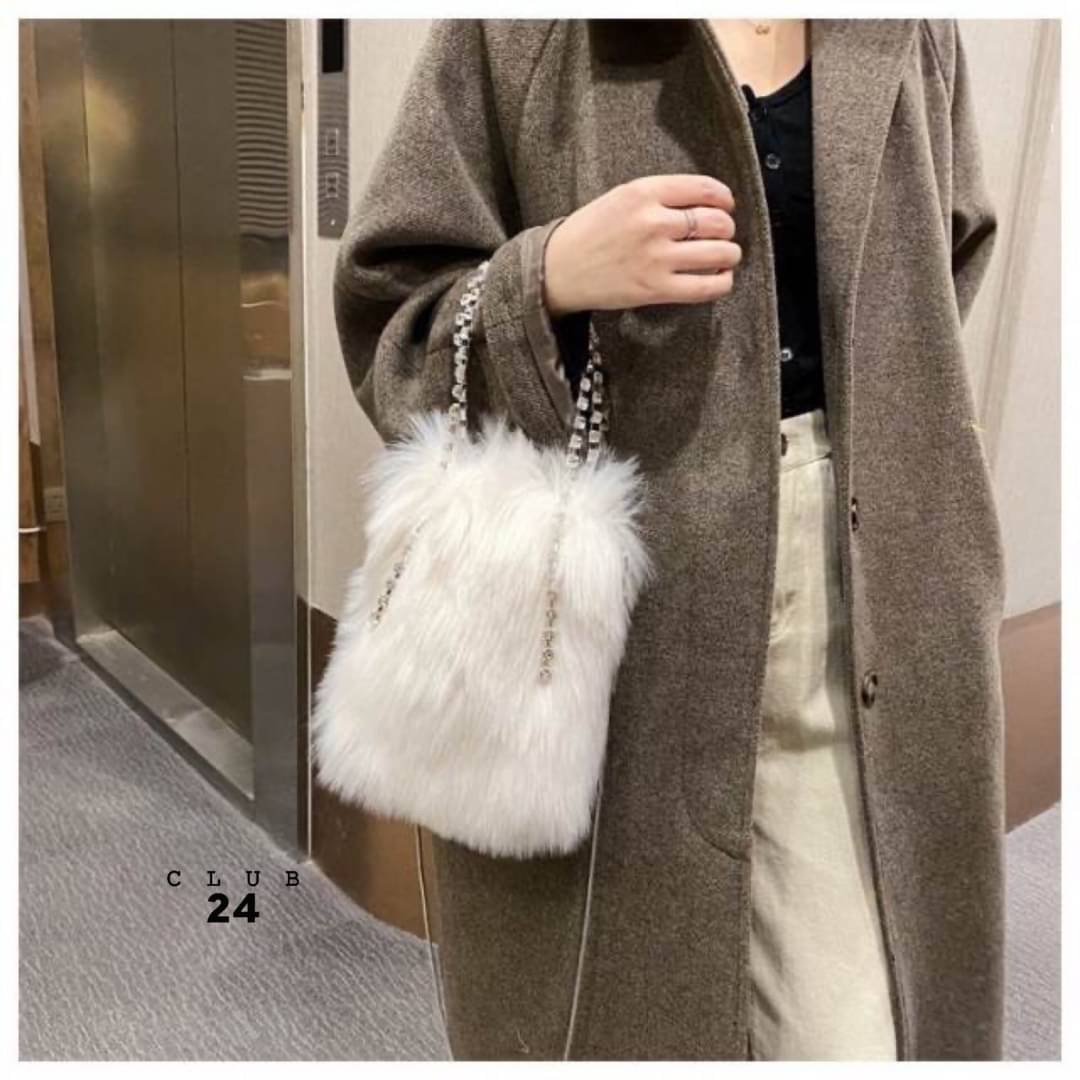 𝑵𝑬𝑾 𝑵𝑬𝑾‼️ ตอนรับเทศกาลที่จะถึงนี้ กระเป๋าขน รุ่นนี้เป็นขนนิ่มๆนุ่มๆเลยคะ ทรงสี่เหลี่ยม ตรงสายถือเป็นเพรช มีสายสะพายยาวข้างได้ น่ารักสุดๆ ทุกคนต้องมีนะคะ บอกเลยถือแล้วไม่ซ้ำใครแน่นอน