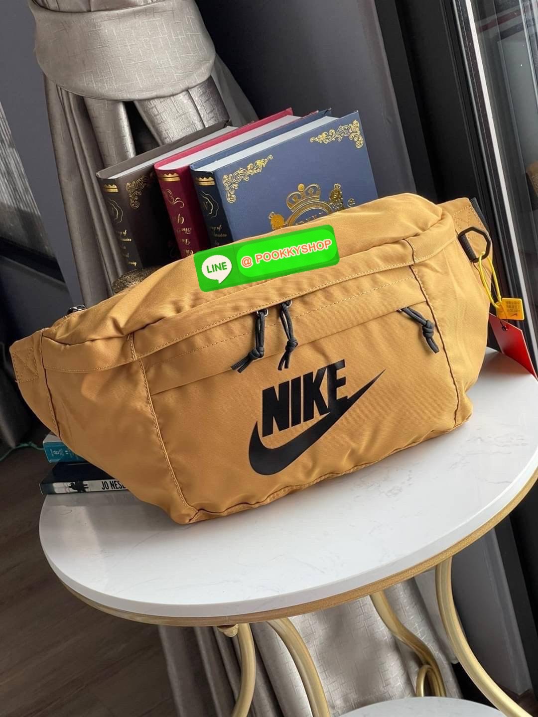 💕Nike Tech hip pack กระเป๋าคาดเอว Nike Tech รุ่นใหม่ชนช้อป!! ให้คุณหยิบใช้อุปกรณ์กีฬาและพกพาได้อย่างง่ายดาย พร้อมโดดเด่นด้วยกระเป๋าซิป 2 จุดสำหรับเก็บสิ่งของ และสายกระเป๋าแบบปรับได้เพื่อให้แนบกับลำตัว ใช้งานได้คล้องตัว ใส่ของได้จุสมใจเลยคร้า