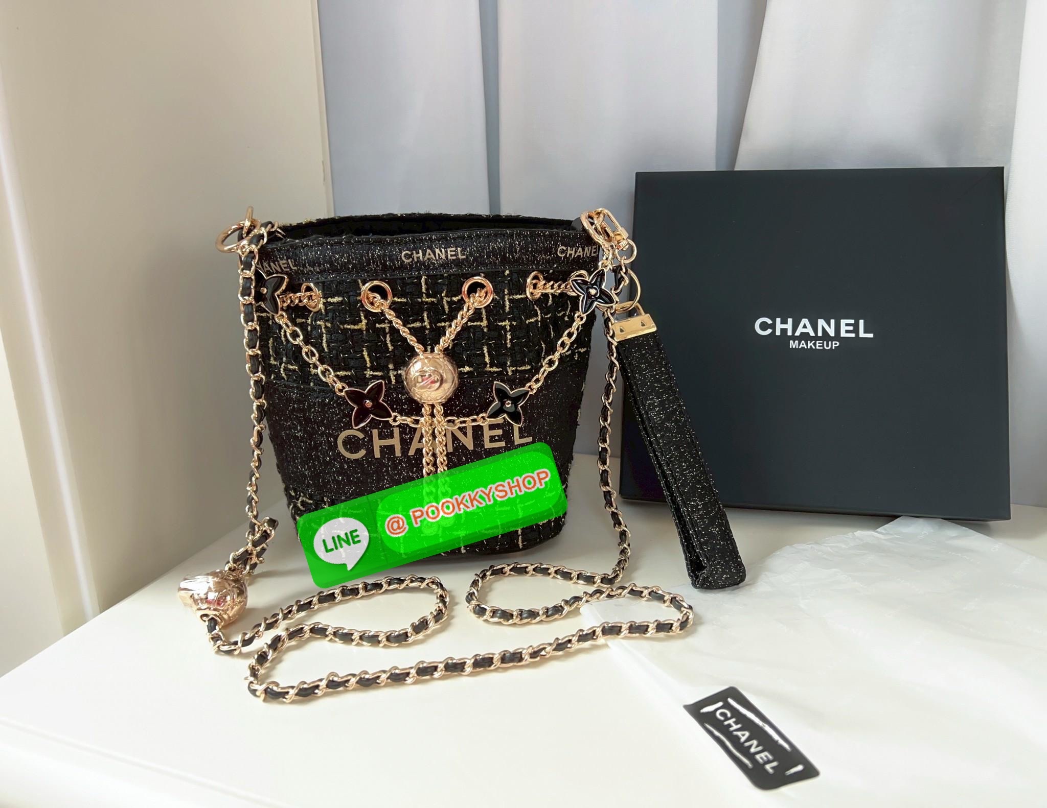 NEW NEW NEW **สินค้าเข้าใหม่** รุ่นนี้บอกเลยว่าสวยทุกอนุ หิ้วไปไหนมาไหนคือเริ่ดไปเลยค่าา CHANEL BUCKET TWEED WITH CHAIN BAG ((Premium gift make up ตปท.)) มีป้ายNot for sale 🔖พร้อมส่งค่าสาวๆ รอบนี้ได้มาไม่เยอะ! กับกระเป๋าขนาดกลางกำลังดี วัสดุผ้าTwe