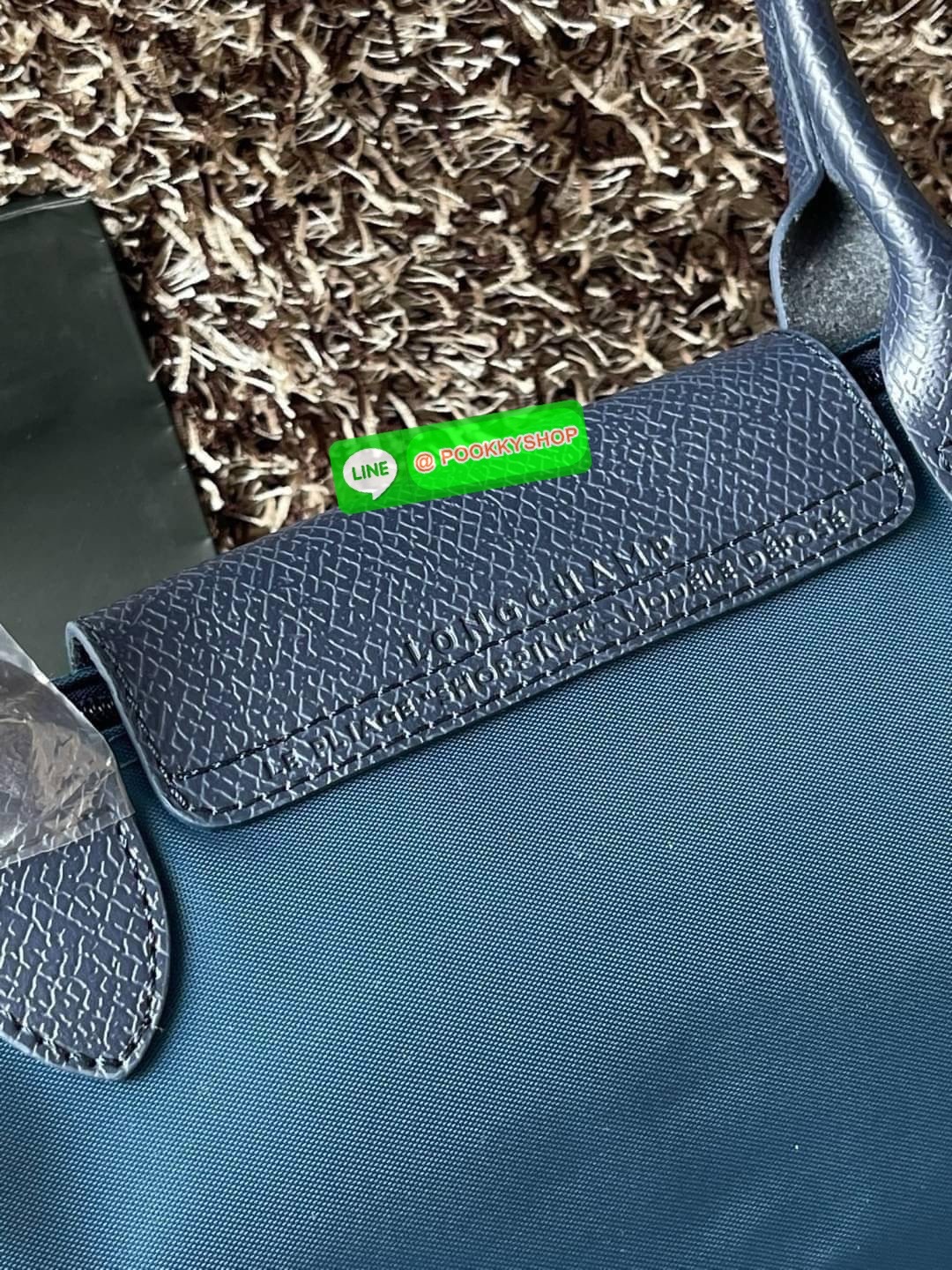 LONGCHAMP LE PLIAGE GREEN Shoulder bag S กระเป๋าใบนี้ดึงดูดใจคุณด้วยรูปทรงมินิมอลและกะทัดรัด หูกระเป๋าที่ยาวช่วยให้คุณสะพายไหล่ได้อย่างสบาย การปิดด้วยซิปช่วยให้มั่นใจได้ว่าสิ่งของทั้งหมดของคุณปลอดภัย Longchamp ดึงแรงบันดาลใจจาก origami สร้าง LE Pliage Gre