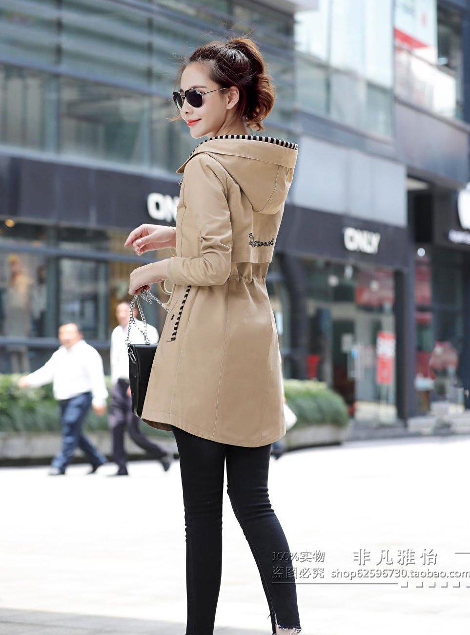 เสื้อโค้ทแฟชั่นนำเข้า : เสื้อกันหนาว เสื้อโค้ท พร้อมส่ง สีกากี ตัวยาวคลุมสะโพก เนื้อผ้าดีมากๆเลยค่ะ แบบมาใหม่ ปี2018 งานสวยเหมือนแบบเป๊ะ แต่งสายรูดช่วงเอวเก๋ กระเป๋า 2 ข้างใช้งานได้ เสื้อตัวนี้หน้าหนาวปีนี้พลาดไม่ได้เลยค่ะ