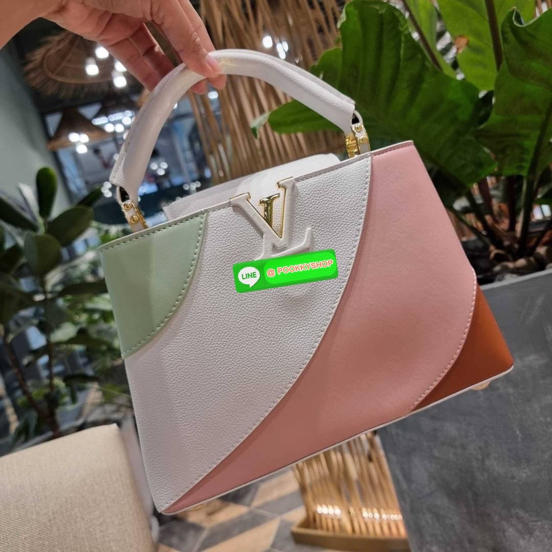 NEW IN!! LV capucines top handle วีไอพีพรีเมี่ยมกิ๊ฟจากเคาน์เตอร์ ที่สุดของความสวยในราคาเบาๆ กระเป๋าถือสุดหรู ดีไซน์ทรงคลาสสิค พร้อมลวดลายหรูหรา มาพร้อมหูจับในตัว ด้วยรูปทรงวินเทจและวัสดุหนังแท้ ขับผิว ทำให้ไอเท็มนี้สะกดทุกสายตาจริงๆ และยังมีลูกเล่นที่ฝาป