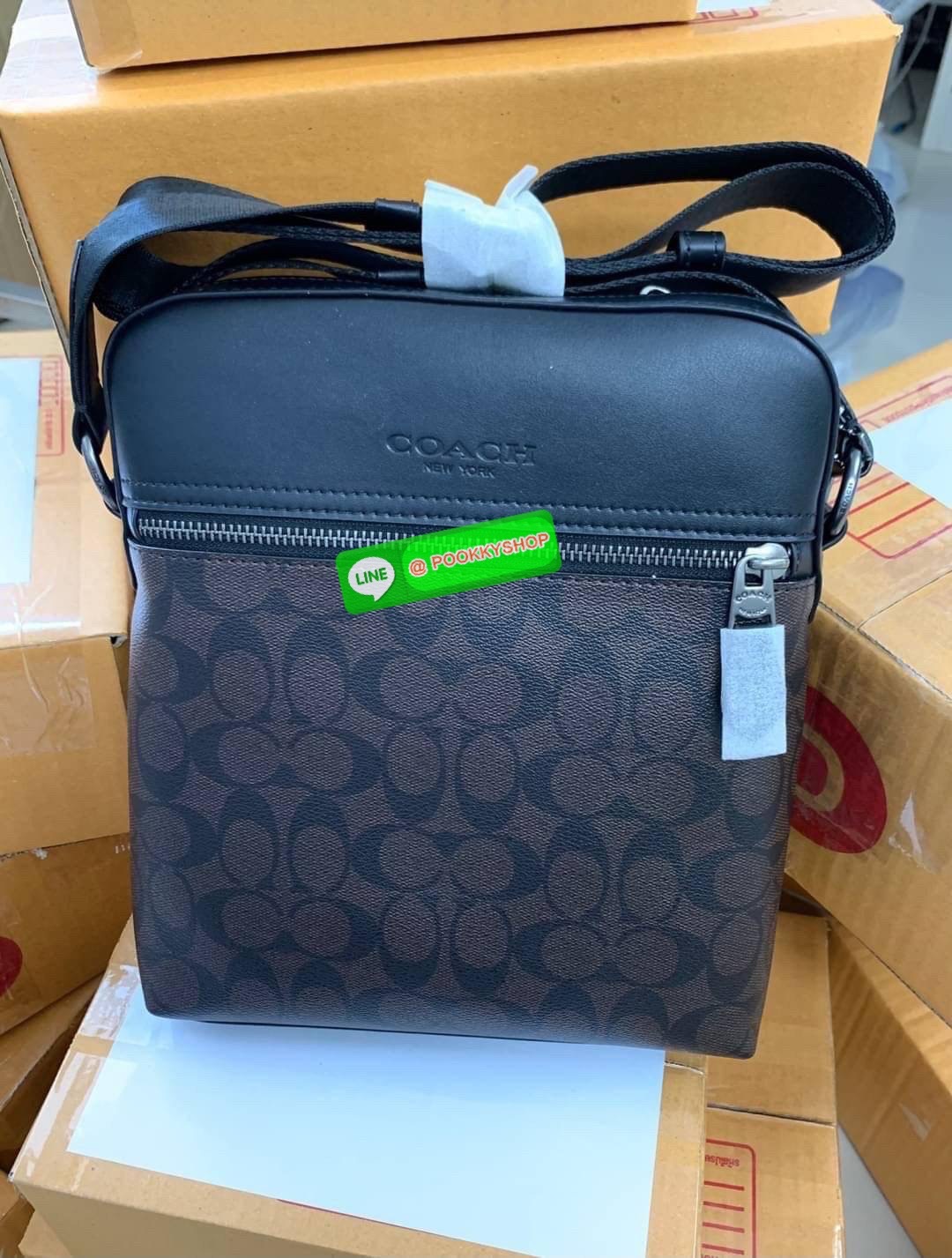 COACH Houston Flight Bag In Signature ((73336)) พร้อมส่งอีกครั้งค่ะ รุ่นที่คุณผู้ชายต้องมีติดตัว! กระเป๋าสะพายครอสบอดี้ร์ หนังแท้ หนังนิ่มดีค่ะ ด้านหน้าเป็นช่องซิปยาวให้หนึ่งช่อง เปิดปิดกระเป๋าแบบซิปภายในโล่ ใส่ของได้เยอะพอประมานเลยนะคะ พร้อมช่องแยกย่อย ใ