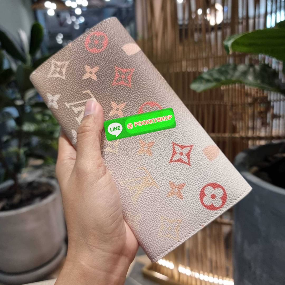 NEW IN!! LV long flap wallet with gwp กระเป๋าสตางค์พรีเมี่ยมกิ๊ฟ แบบพับ ดีไซน์ล่าสุด หวานๆสวยๆ น่าใช้มาก ใบยาวขนาดกำลังเหมาะมือ ถือแล้วขับผิว โดดเด่นด้วยสไตล์การไล่เฉดสีโทนละมุน ดูโดดเด่นไม่เหมือนใคร วัสดุหนังแคนวาส ทนทาน เปิด-ปิดด้วยกระดุม ภายในมีช่องใส่
