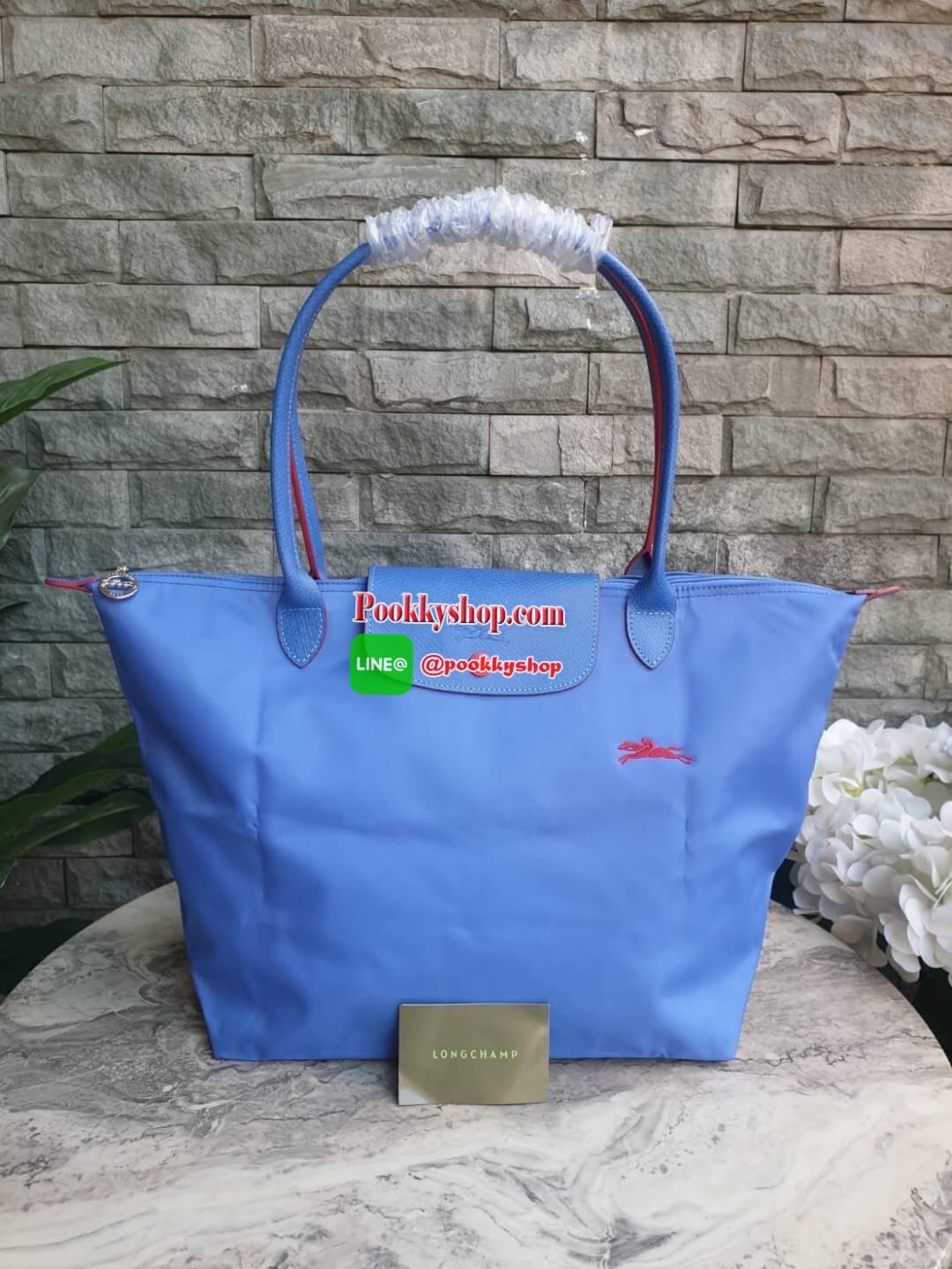 Longchamp Le Pliage Club Tote Bag Size L หูยาว วัสดุเนื้อผ้า Nylon Canvas เคลือบกันนำ้ ตัดด้วยหนังแท้ที่มีน้ำหนักเบา ดีไซน์เรียบง่ายแต่เต็มไปด้วยความคลาสสิก จนเป็นที่ชื่นชอบไปทั่วโลก Longchamp ปรับโฉม LE PLIAGE ด้วยการปักลายรูปม้า-ตราสัญลักษณ์ของแบรนด์บนผ