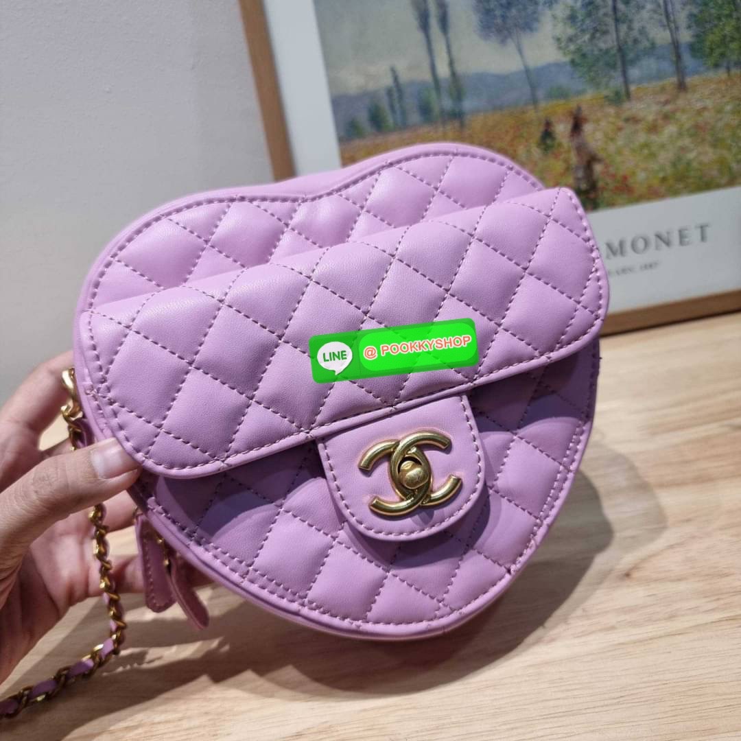 สวยมาก มงลงมาก!! พรีเมี่ยมกิ๊ฟ Chanel vip สุดพิเศษจากเคาน์เตอร์ duty free กระเป๋าสะพายสุดคิ้วท์ ที่ดีไซน์รูปทรงหัวใจไม่ซ้ำใคร น่ารักทุกสี น่าใช้ไปเลยแม่!! วัสดุหนังแกะฟอกสี เปิด-ปิดด้วยซิป ด้านหน้ามีช่องเก็บของจุกจิก ภายในเป็นช่องโล่ง ใส่มือถือ ใส่กระเป๋า