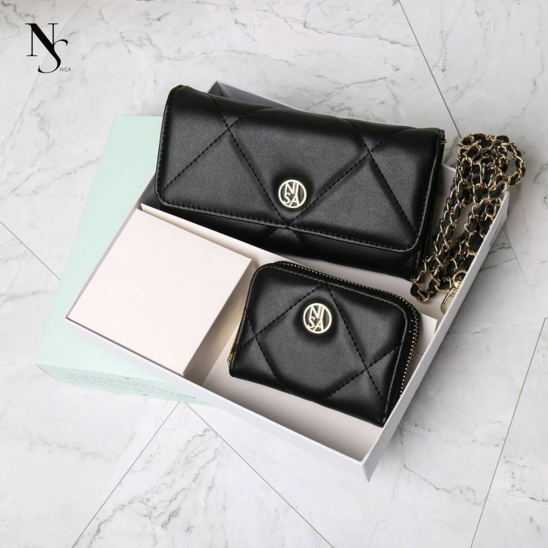 NISA Style My Authentic Brand มาแล้วค่ะ กระเป๋าสตางค์แบรนด์แท้ รุ่นขายดีที่สุด !!! NISA bag ~ ปังแน่นอน !!! จัด set 2 ใบ มาพร้อมกล่องแบรนด์ เลิศมากค่ะ ด้านหน้าและหัวซิปมีโลโก้แบรนด์ทุกใบ ภายในบุผ้าลายลิขสิทธิ์อย่างดี งานแลมป์ขึ้นเงา น้ำหนักเบามากค่ะ มาพร้