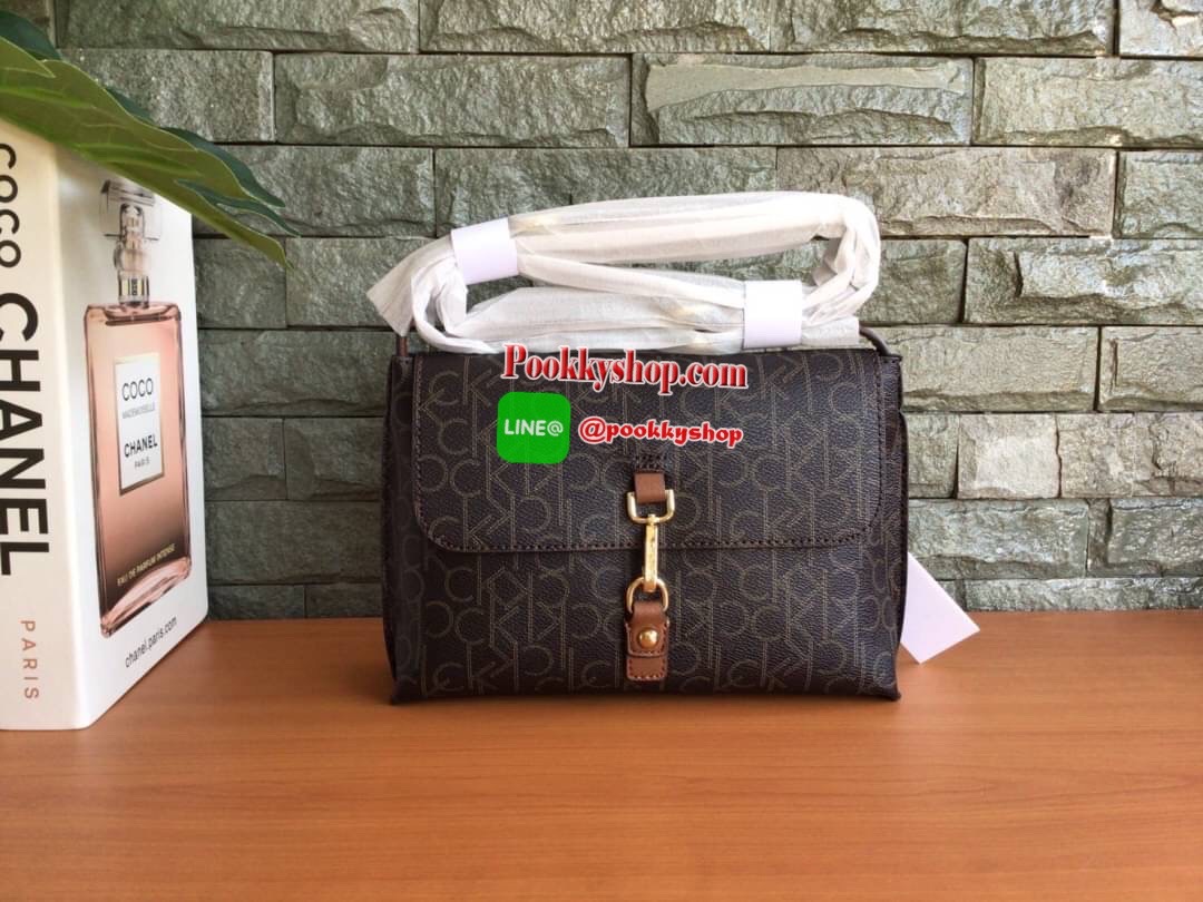 NEW ARRIVAL!! CALVIN KLEIN MONOGRAM LOGO CROSSBODY BAG กระเป๋าสะพายข้างรุ่นซิกเนเจอร์ ผลิตจากหนัง faux กันน้ำที่มีพื้นผิวอย่างละเอียดโดดเด่นด้วยดีไซน์โมโนแกรมอันเป็นสัญลักษณ์แบรนด์ ทรงน่ารัก อะไหล่ทอง เปิดปิดกระเป๋าด้วยอะไหล่กี่ยวล็อค ปั้มโลโก้แบรนด์ ภายใ