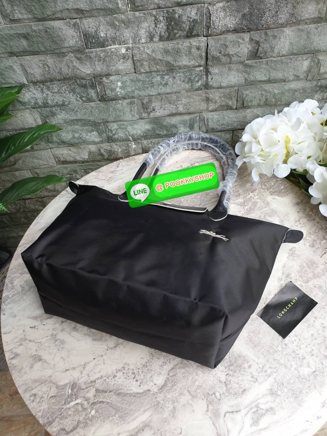 Longchamp Le Pliage Club Tote Bag Size S หูยาว วัสดุเนื้อผ้า Nylon Canvas เคลือบกันนำ้ ตัดด้วยหนังแท้ที่มีน้ำหนักเบา ดีไซน์เรียบง่ายแต่เต็มไปด้วยความคลาสสิก จนเป็นที่ชื่นชอบไปทั่วโลก Longchamp ปรับโฉม LE PLIAGE ด้วยการปักลายรูปม้า-ตราสัญลักษณ์ของแบรนด์บนผ