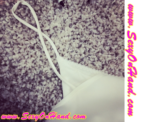 ชุดนอน คุณหนู ชุดนอนสายเดี่ยว ชุดนอน กางเกง ผ้าไหม สีขาว เนื้อผ้านุ่ม ลื่น ใส่สบาย ตัวเสื้อ แต่งชายเฉียง กางเกง แต่งชายด้วยลูกไม้ซีทรู สีขาวเข้ากับตัวชุด