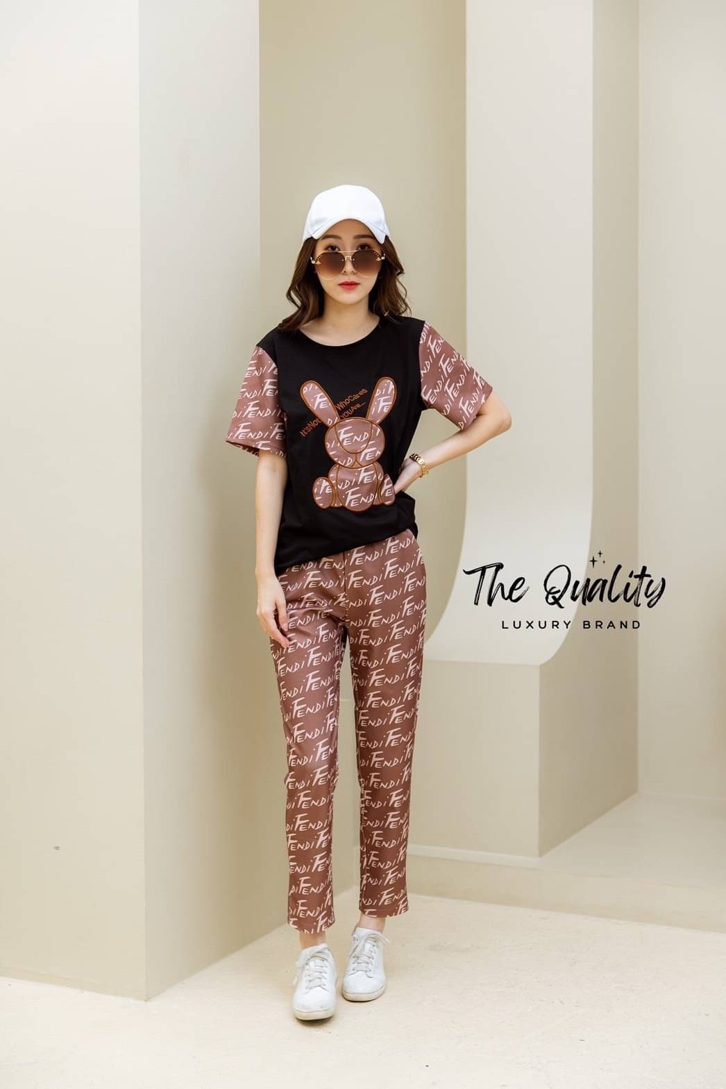 พร้อมส่ง!!! New collection Fendi งานป้ายปักโลโก้เสื้อผ้ายืดกระชับได้ผ้าดีมาก ใส่สบาย กางเกงยืดกระชับใส่เย็นผ้าดีมาก มีกระเป๋า 2 ข้างใส่สบาย รีบจัดแนะนำเลย การันตีคุณภาพดีสุด 10/10 lable Dior