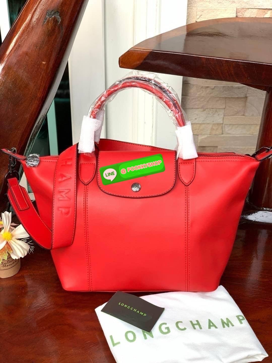 Longchamp LE PLIAGE CUIR TOP HANDLE BAG S เรียกว่าเป็นกระเป๋าอีกหนึ่งรุ่นที่ไม่ว่ายังไงก็ฮอตฮิตและติดเทรนด์ตลอดไม่เคยเปลี่ยนกับ ทรง Le Pliage Cuir หนึ่งในตระกูลกระเป๋าสุดไอคอนิกจากแบรนด์ เมื่อรุ่น Le Pliage Cuir ในรูปแบบของหนังแกะ Metis ได้ถือกำเนิดขึ้นใน