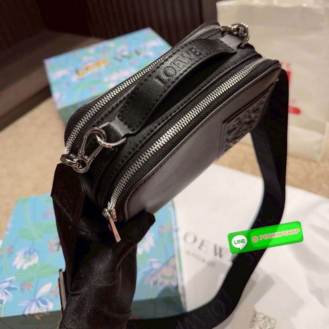 🕊️ พร้อมส่ง | Loewe Mini Camera Crossbody Bag กระเป๋าสะพายทรงกล่อง เรียบหรูเป็นเอกลักษณ์ อย่างแท้จริง ปั้มโลโก้โดดเด่นสีเดียวกับพื้นหนัง ให้ความรู้สึกเรียบง่ายแต่แฝงความคลาสสิกในตัว เรียกได้ว่าไม่ซ้ำใคร!! สวยอยู่ทรง เปิด-ปิดกระเป๋าด้วยซิป มาพร้อมส