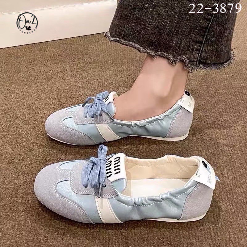 รองเท้าผ้าใบสไตล์ Miu miu แต่งสายคาดสปอต มี ผูกเชือกกรุบกริบ งานจริงน่ารักมากเป็นหนังนิ่มใส่สบายสุดสุด