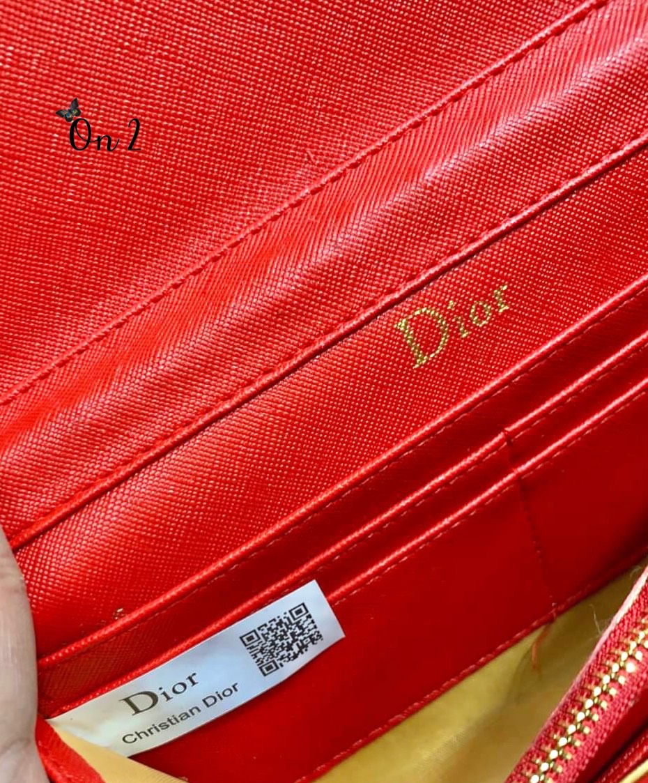 Dior oblique bag กระเป๋า Dior ทรงเหลี่ยมหนังปั้มลายซิกเนเจอร์ของแบรนด์ มีช่องเก็บแบงค์ เก็บการ์ด ใช้เป็นกระเป๋าสะพายและกระเป๋าสตางค์ได้ในตัวค่ะ อะไหล่D สีทองสวยหรูพร้อมส่ง 4 สี