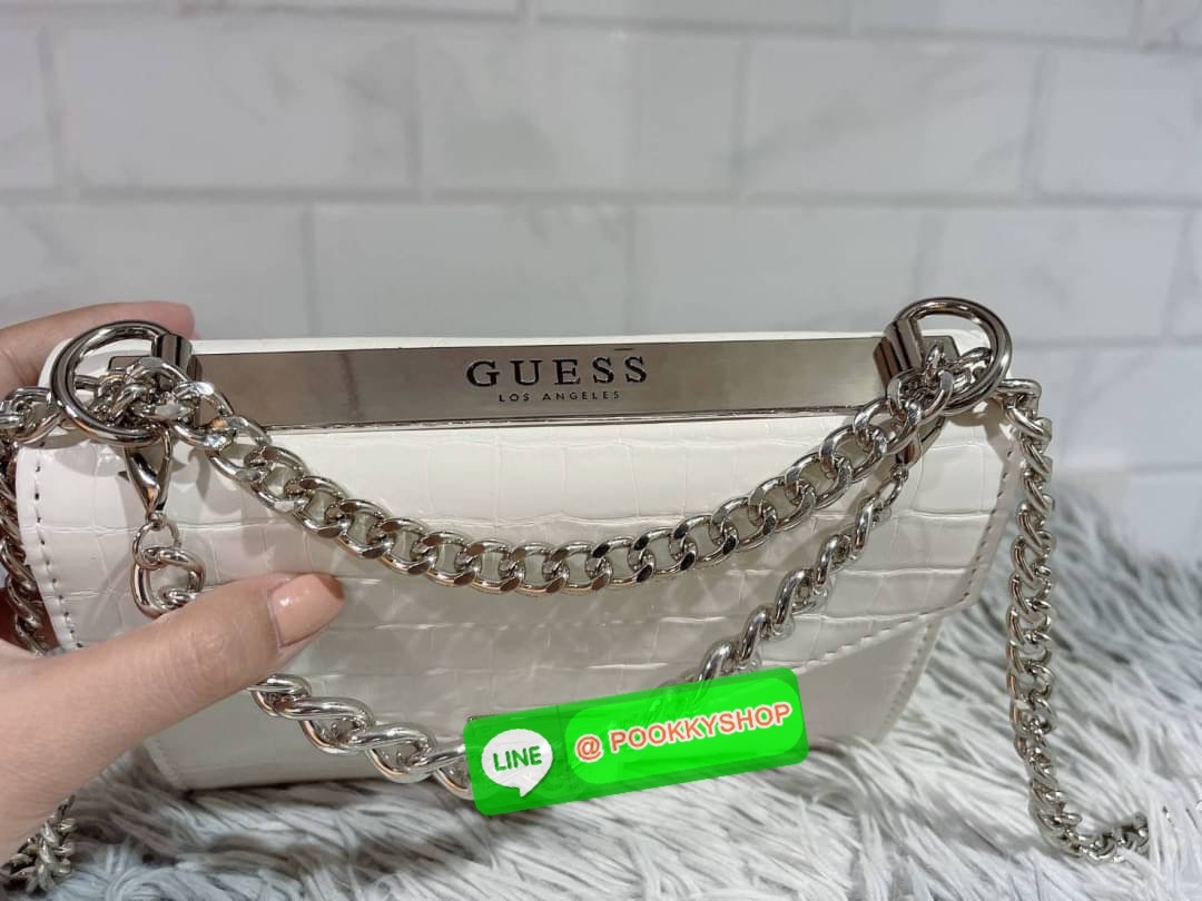GUESS กระเป๋าสะพายทรงน่ารัก สวยอยู่ทรง ขนาดกำลังดี น้ำหนักเบา ด้านหน้ามีโลโก้แบรนด์อะไหล่ทอง โซ่ห้อยด้านหน้าไม่ชอบ สามารถถอดได้ เปิดปิดด้วยกระดุมแม่เหล็กสะดวกใช้ ภายในมี 1 ช่องย่อย และ 1 ช่องซิปเล็ก
