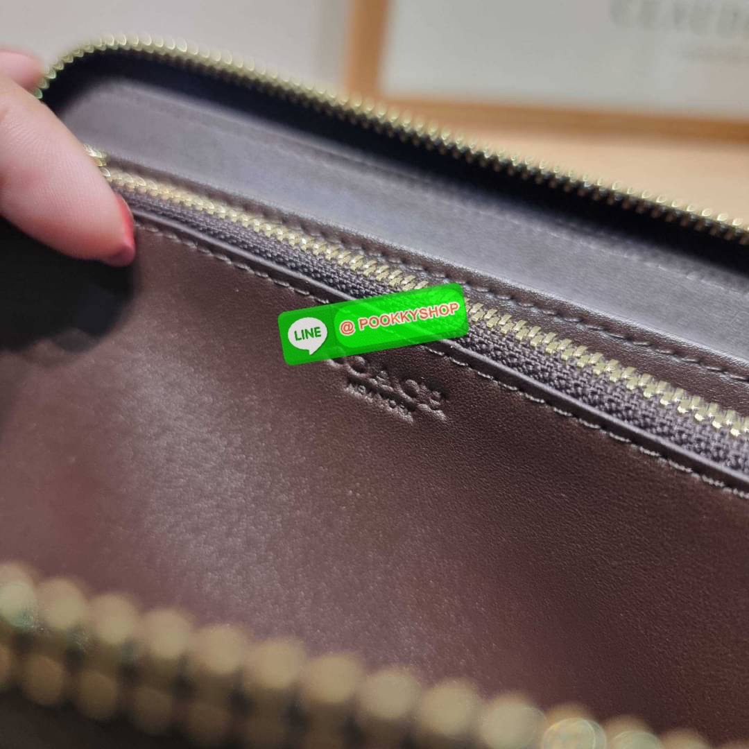 COACH CF521 LONG ZIP AROUND WALLET WITH SIGNATURE MONOGRAM 🔆 Details กระเป๋าสตางค์ใบยาว คอลเลคชั่นใหม่ กับดีไซน์ใหม่ ฉีกกฏทุกการดีไซน์ ด้วยลวดลายโมโนแกรมรอบใบโดดเด่น สะดวกใช้งานด้วยสายคล้องมือที่สามารถถอดออกได้ พกพกง่ายที่สุด รูดใช้งานด้วยซิปรอบใบ