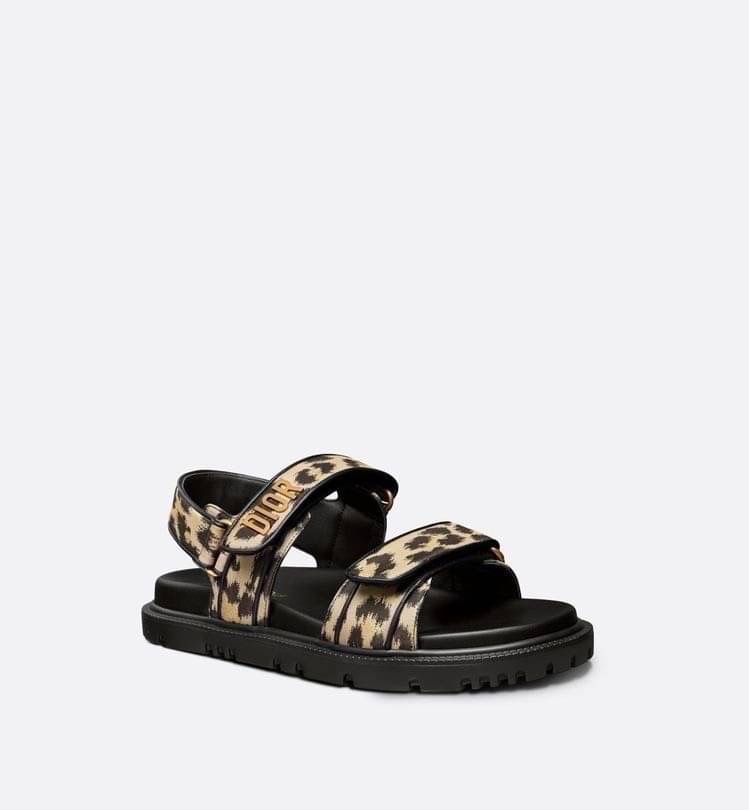 พร้อมส่งรอบ2 รองเท้า DIORACT SANDALรุ่นนี้ใหม่ลายสุดเป็นลายเสือสวยเกร๋มาก ทรงนี้ใส่สบายทุกคนต้องมี ตัวพื้นรองเท้าเป็นสีดำ ตัวสายเป็นลายเสือ ด้านหน้ามีโลโก้Dior สีทอง สวยมากงานปั๊มโลโก้ทุกจุด พลาดแล้วจะเสียใจนะ