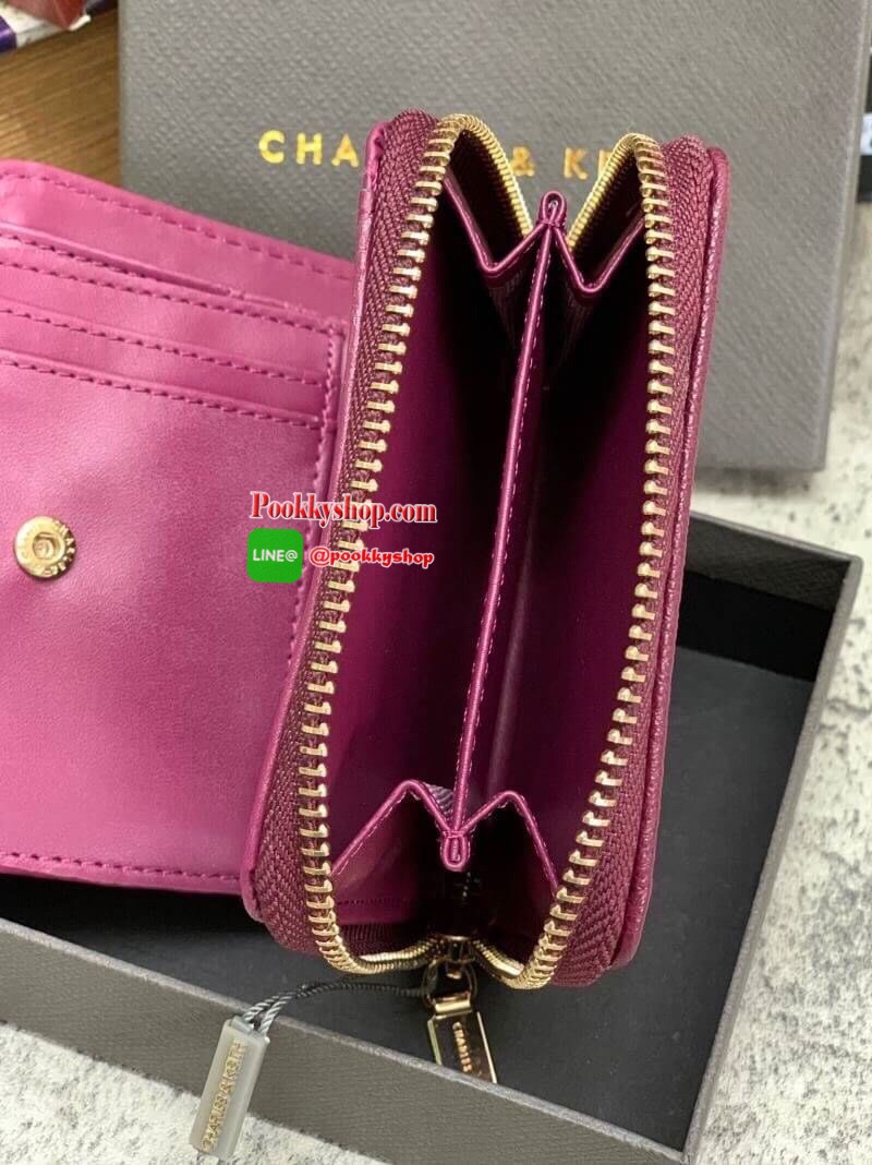 New !! CHARLES & KEITH SHORT WALLET BAG กลับมาอีกครั้ง รุ่นขายดีค่ะ!! รอบนี้สินค้าราคาพิเศษค่ะ กระเป๋าสตางค์ใบสั้น ด้านหน้ามีโลโก้แบรนด์ แยกช่องซิปออกสำหรับใส่เหรียญ ช่องหลักเปิดปิดแบบกระดุม มีช่องใส่บัตรต่างๆ ได้หลายใบนะค่ะ พร้อมช่องใส่ธนบัตรหนึ่งช่องค่ะ