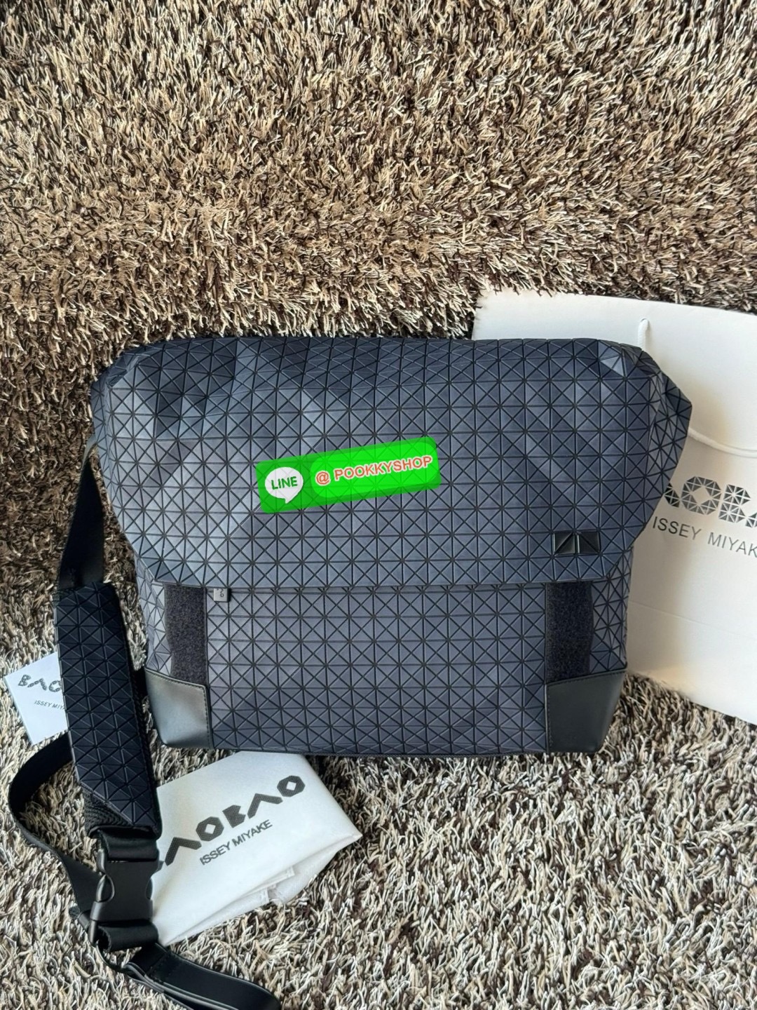 Baobao issey miyake Sling shoulder bag ดีไซน์เอกลักษณ์เฉพาะตัว ใส่ของได้เยอะ ช่องกระเป๋าเป็นระเบียบ โดยโดดเด่นด้วยแผ่นรูปสามเหลี่ยมอันเป็นซิกเนเจอร์ในการจัดเรียงสลับกัน รุ่นนี้ยังมีจุดเด่นในเรื่องคุณสมบัติการใช้งาน ภายในมีช่องบุหนาสำหรับใส่โน้ตบุ้คได้ สำห