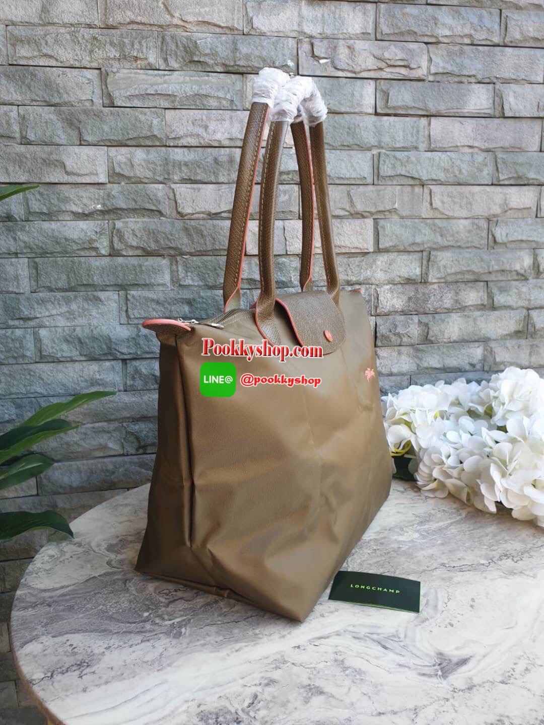 Longchamp Le Pliage Club Tote Bag Size L หูยาว วัสดุเนื้อผ้า Nylon Canvas เคลือบกันนำ้ ตัดด้วยหนังแท้ที่มีน้ำหนักเบา ดีไซน์เรียบง่ายแต่เต็มไปด้วยความคลาสสิก จนเป็นที่ชื่นชอบไปทั่วโลก Longchamp ปรับโฉม LE PLIAGE ด้วยการปักลายรูปม้า-ตราสัญลักษณ์ของแบรนด์บนผ