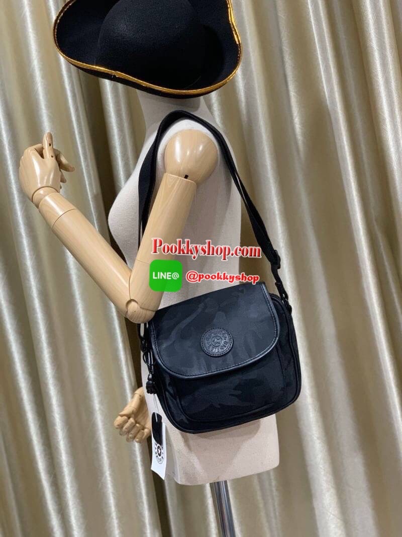 Kipling Nuria Shoulder Bag กระเป๋าสะพายคอลเลคชั่นล่าสุดของsatin camoรูปทรงสวยขนาดกระทัดรัด เปิดด้วยกระดุมแม่เหล็ก มีช่องกระเป๋าด้านหน้า มีช่องซิปหลัก ช่องซิปและช่องใส่ของจุกจิก พร้อมสายห้อยกุญแจด้านใน ด้านหลังมีช่องซิป สายสะพายเลื่อนปรับได้ตามต้องการ สะพา