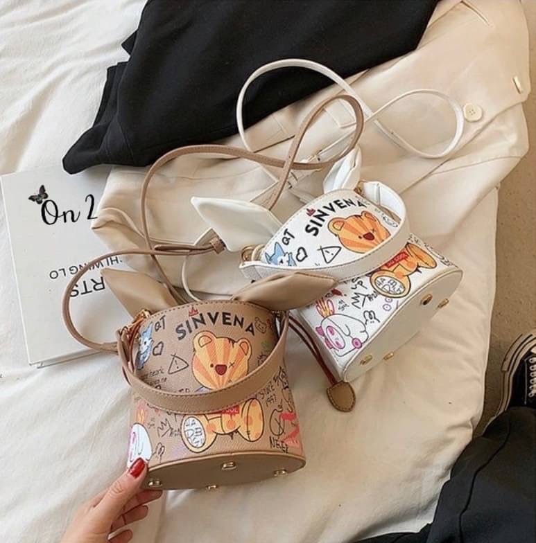 กระเป๋าสะพายทรงถัง หนังพิมพ์ลาย เปิดปิดแบบหูรูด อะไหล่ทอง มาพร้อมสายสะพายยาวครอสบอดี้ งานน่ารักมากค่ะ