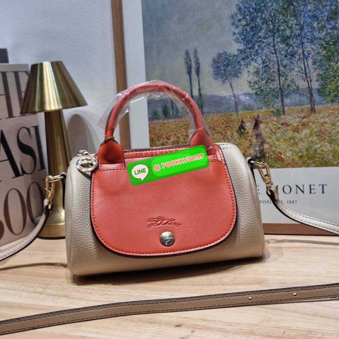 Longchamp le pliage xtra XS leather crossbody bag 🔆 Details มาใหม่! กับกระเป๋าถือ/สะพายรุ่นยอดฮิต ที่มาในดีไซน์ทูโทน โดดเด่นมีกิมมิค น่ารักน่าใช้สุดๆ รูปทรง cylinder ใช้งานง่าย ฝากระเป๋ามีช่องเล็กๆให้ได้ใส่บัตร ใส่ธนบัตรแบบหยิบจับง่ายๆ ช่องหลักเป็