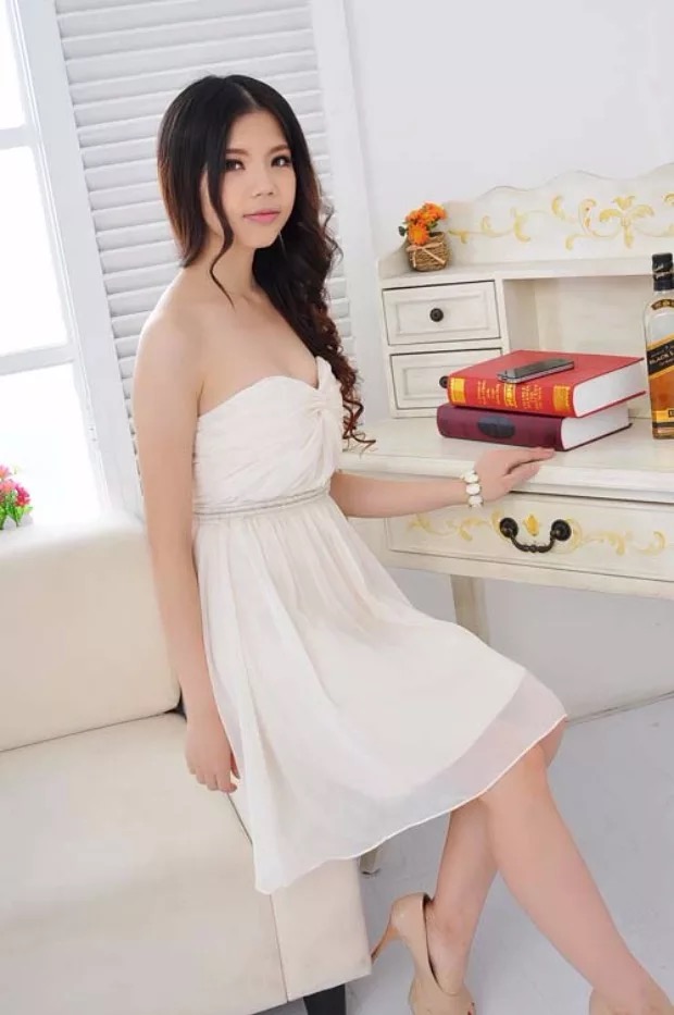 ชุดเดรส เกาะอก สีขาวครีมเนื้อผ้าชีฟองสวยหรู แต่งเพชรใต้อก แบบสวย งานหรูมากคะ