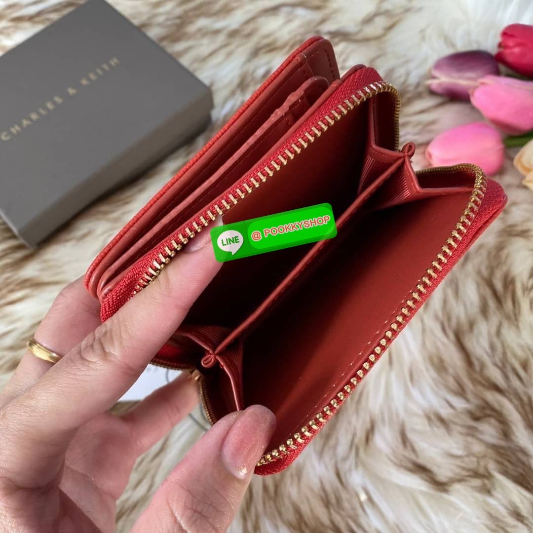 CHARLES & KEITH COMPACT WALLET กระเป๋าตังใบสั้นฟังก์ชันครบ!! ด้านหน้ามีโลโก้แบรนด์ มีช่องซิปใส่เหรียญ เปิดปิดแบบกระดุม ด้านในมีช่องใส่การ์ด 16 ช่อง มีช่องใส่ธนบัตรตามยาว ไม่ต้องพับแบงค์ค่า คุ้มมากๆเลยใบนี้