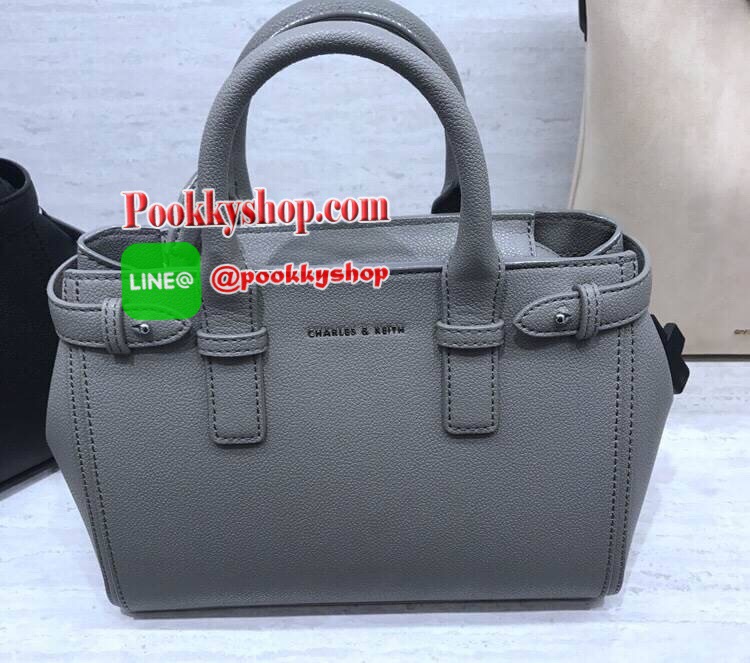 NEW ARRIVAL! CHARLES & KEITH BASIC TOP HANDLE BAG กระเป๋าถือหรือสะพายรุ่นใหม่ชนช็อปดีไซน์สวยอยู่ทรงเเข็ง ขนาดกำลังดี น้ำหนักเบา ด้านหน้าประดับโลโก้แบรนด์ เปิดปิดด้วยซิปสะดวกใช้ ด้านข้างมีสายรัดปรับทรงกระเป๋าภายในมีช่องซิป ใส่กระป๋าสตางค์ใบยาว ipad mini ได