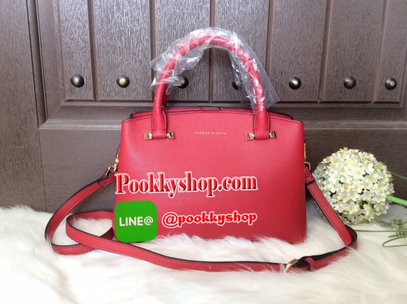 จัดส่งฟรี EMS ทั่วไทยค่ะ พร้อมส่ง New! 2017 CHARLES & KEITH BASIC CITY BAG SHOP (Size M) กระเป๋าถือหรือสะพาย ทรงสวย ขนาดกำลังดี อยู่ทรง หนังpuแข็ง ภายในเปิด-ปิดด้วยกระดุมแม่เหล็ก มี2ช่อง คั่นกลางด้วยช่องซิป ฐานกระเป๋ามีหมุดรองฐานสี่มุม ใส่กระเป๋าสตางค์ยาว