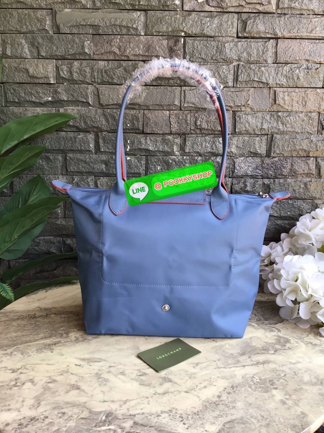 Longchamp Le Pliage Club Tote Bag Size S หูยาว วัสดุเนื้อผ้า Nylon Canvas เคลือบกันนำ้ ตัดด้วยหนังแท้ที่มีน้ำหนักเบา ดีไซน์เรียบง่ายแต่เต็มไปด้วยความคลาสสิก จนเป็นที่ชื่นชอบไปทั่วโลก Longchamp ปรับโฉม LE PLIAGE ด้วยการปักลายรูปม้า-ตราสัญลักษณ์ของแบรนด์บนผ