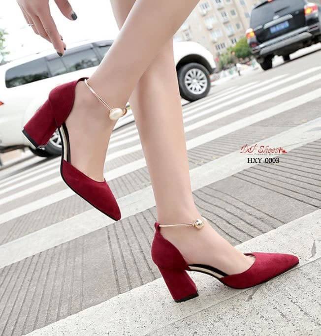 สินค้าพร้อมส่ง รองเท้าส้นสูงหัวแหลมนำเข้า วัสดุผ้าสักหราด ส้นตัน ดีไซน์อะไหล่สีทองประดับที่ข้อเท้า ดูเรียบหรู จับแมทง่ายกับทุกชุดค่ะ