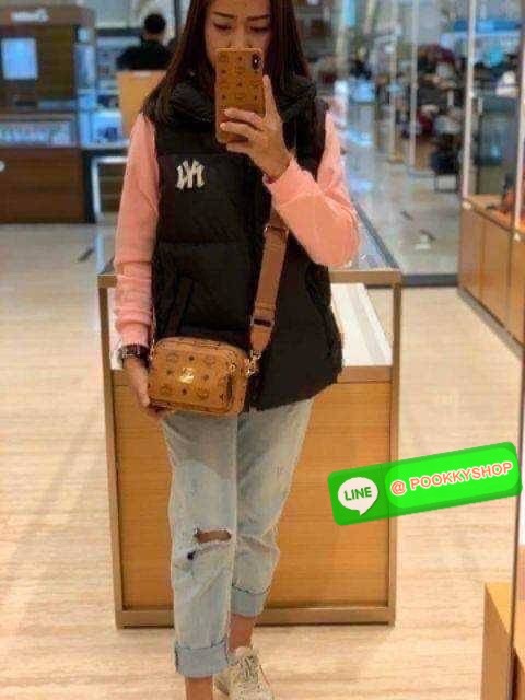 MCM X-MINI KLASSIK CROSSBODY BAG IN VISETOS รุ่นยูนิเซ็กส์มาแล้วจ้า!! ไซส์นี้ใช้ได้ทั้งหนุ่มๆสาวๆไปเลย กระเป๋าสะพายข้างทรงครอสบอดี้ ใบเล็กขนาดกะทัดรัด วัสดุหนังแคนวาสคุณภาพดี มีช่องหลัก 2 ช่อง ภายในมีช่องย่อยให้ 1 ช่อง มาพร้อมสายสะพายสปอร์ตที่ดีไซน์หรูไม่