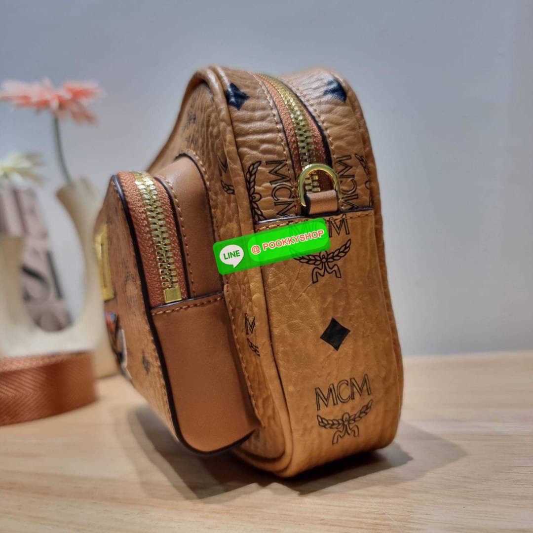 MCM KLASSIK CROSSBODY IN GEO LAUREL คอลเลคชั่นใหม่ที่เพิ่มความสไตลิชให้กับกระเป๋า ด้วยโลโก้จีโอลอเรล โดดเด่นสวยคม กระเป๋าสะพายข้างทรงคลาสสิค ขายดี วัสดุหนังแคนวาสคุณภาพ มีช่องหลัก 2 ช่อง เปิด-ปิดด้วยซิป ด้านหลังมีช่องย่อยอีกหนึ่ง ภายในโล่งกว้าง ใส่กระเป๋า