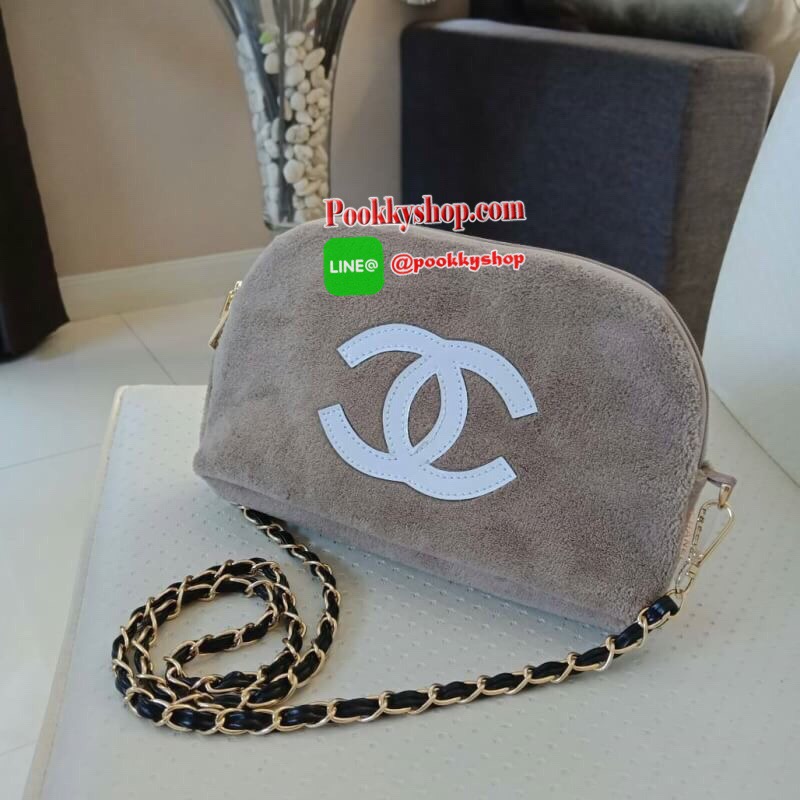 New Arrival!! อีกหนึ่งทรงสวยหรู ถือออกงานได้เลยคะ กับรุ่นนี้คะ Chanel Precision wolf crossbody bag with chain กระเป๋าทรงโดมผ้าวูฟขนนุ่มเต็มใบ ด้านหน้าปักโลโก้CC หนังแก้วสวยหรู ด้านในเปิดปิดด้วยซิปบุผ้าสีน้ำตาลปั้มแบรนด์สวยหรู ใส่กระเป๋าสตางค์ยาวได้ สายโซ่